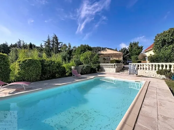 Villa de plain pied avec piscine et vue dégagée