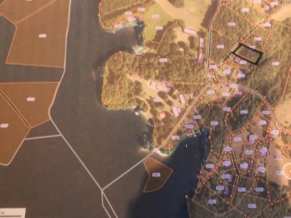 CORREZE Près de NEUVIC. A 250m du lac de la Triouzoune, un terrain constructible viabilisé de 2573m2