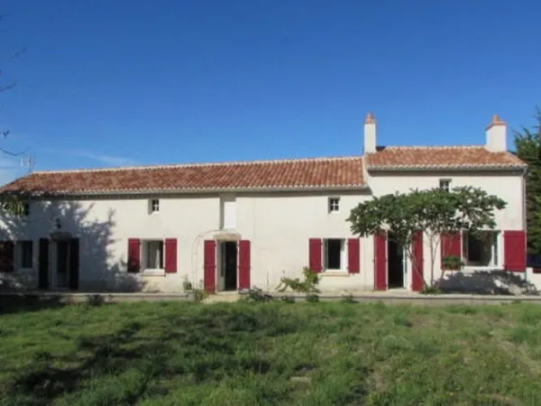 MAISON D'HABITATION AVEC BATIMENTS AGRICOLES GRAND TERRAIN