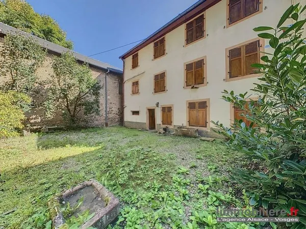 Grande maison familiale avec potentiel commercial au coeur du vi