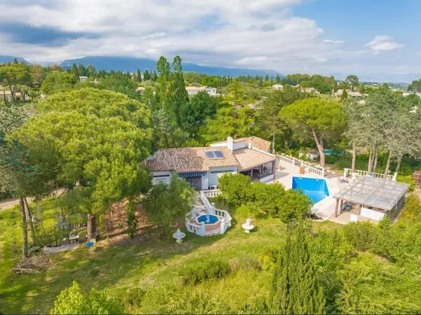 Villa de caractère - 6 chambres, grand terrain, piscine, jardin - secteur Valbonne / Mougins/Mouans 