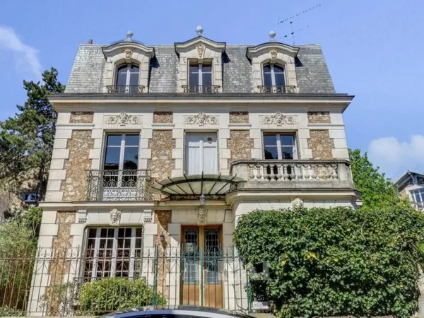 VERSAILLES MONTREUIL-SAINT-SYMPHORIEN — Maison meulière familial