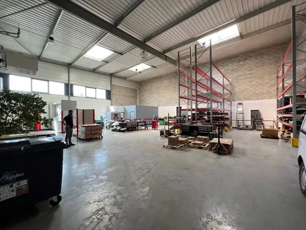 Local d'activité 943 m²