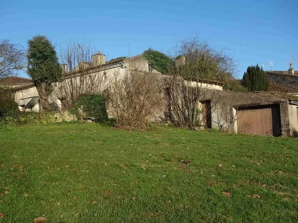 Ensemble immobilier à rénover au coeur de Blaye