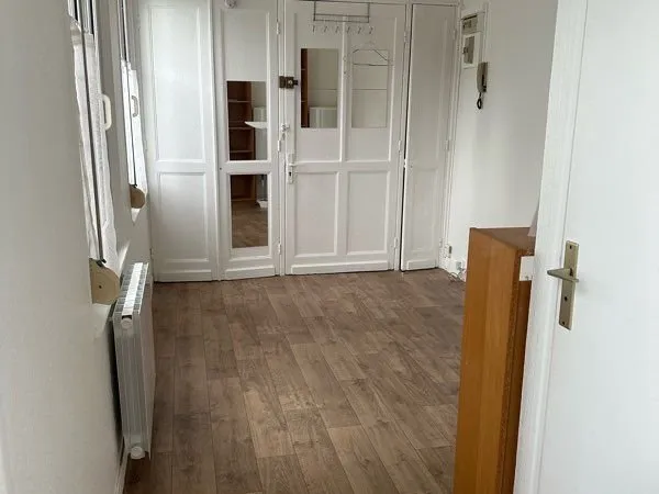 Studio très clair rue de Solférino