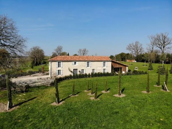 Sublime Maison en Pierre Rénovée avec Vues Imprenables et Conf