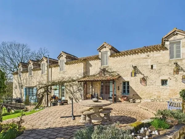 Charmante propriété en pierre avec piscine dans un joli hameau