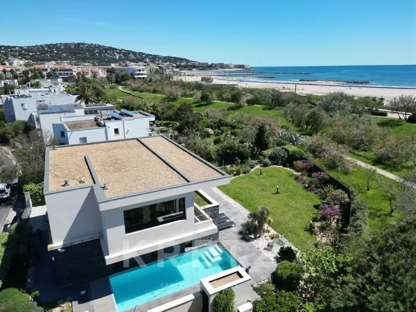 Villa d'architecte en première ligne face à la mer