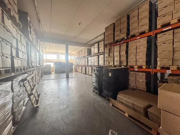 Entrepôt 300 m²