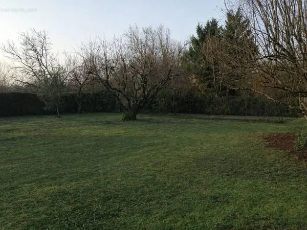 Terrain à bâtir de 900 m2 au prix de 70000 € à SAINTES.