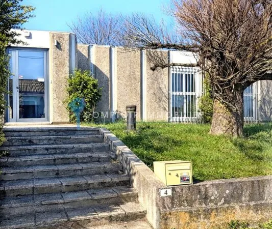 A vendre local commercial de plain-pied 344m 2 avec parking