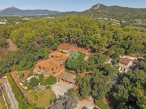 Villa 11 pièces 370 m²