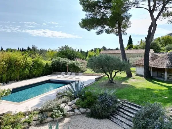 Uzès, maison avec dépendances et pisicne