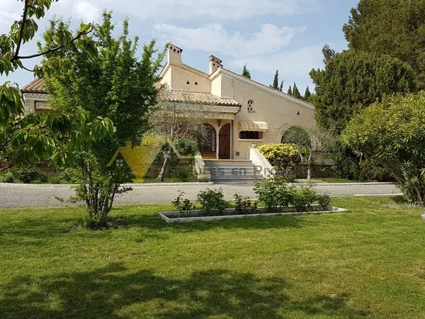 Proche de Vaison la romaine , villa avec gîte et piscine