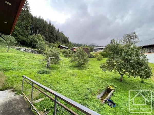 Terrain constructible de 850m2 avec réseaux en bordure et vue dégagée