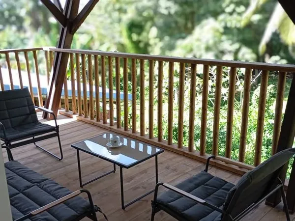 Colocation : Haut de villa 156m2 meublé , Centre des Abymes , proche CHU , Aéroport