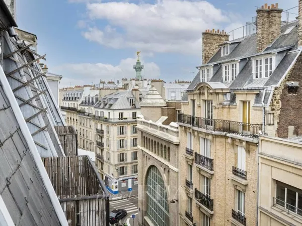 PARIS IVe - ARSENAL BASTILLE Appartement familial de 90m² habitables au dernier étage - 3 chambres
