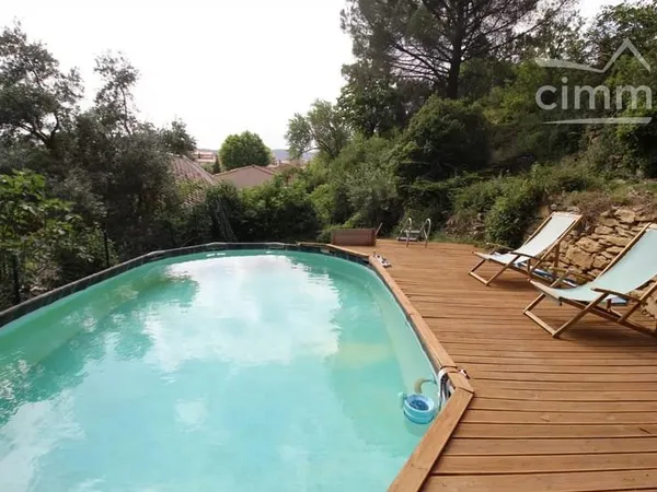 A vendre une maison avec piscine et jardin