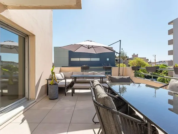 Appartement entièrement rénové avec terrasse et balcon