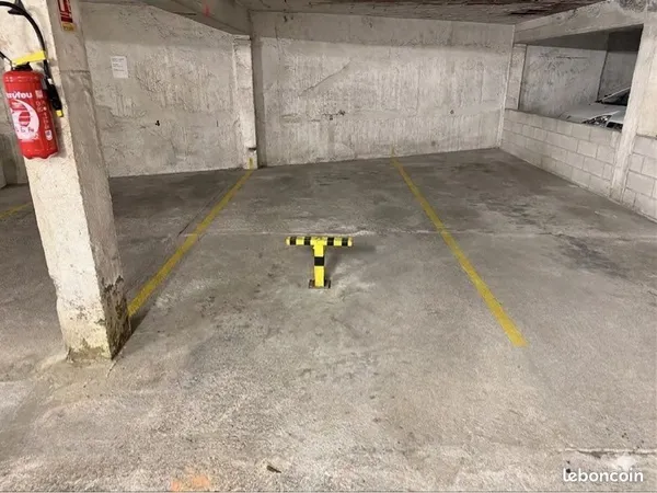 Place dans parking couvert et clos