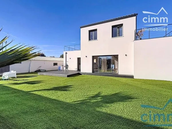 Maison neuve avec garage et piscine