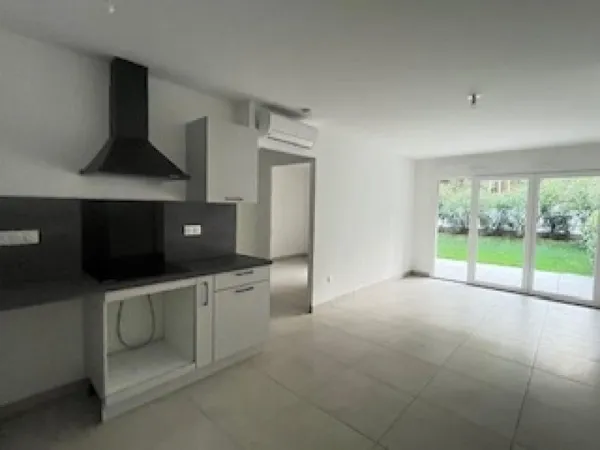 P2 Rez de jardin + terrasse+2 garages