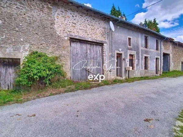 Maison à rénover avec potentiel et dépendances