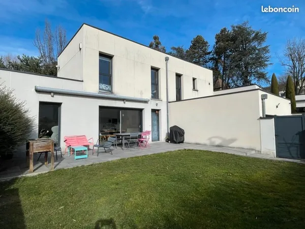 Limonest - maison contemporaine 5 pièces de 113m² au coeur du village