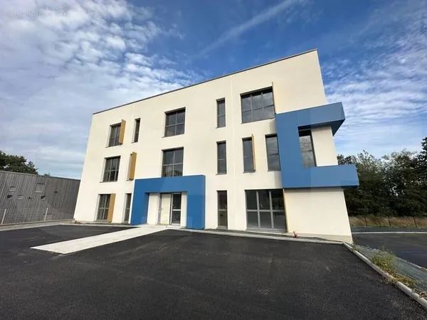 Commerce 996 m²