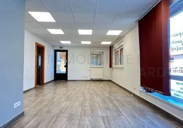 Commerce 324 m²