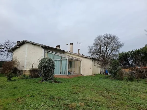 Maison plain-pied à rénover, deux chambres, jardin