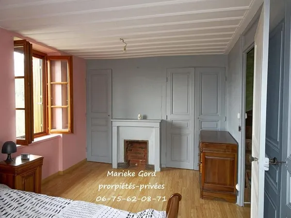 ESTIVAREILLES 42380 Belle Maison en pierre en plein centre du bourg 4 chambres, dépôt de 128 m² et 4