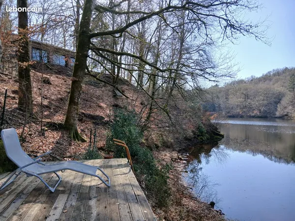 Maison au bord du lac de Marcillac la Croisille en Corrèze