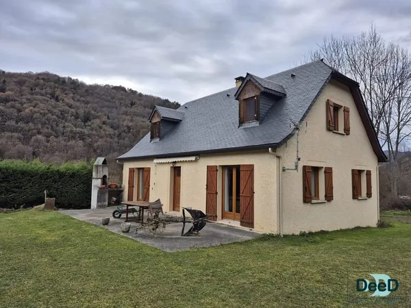 Maison récente avec double garage et jardin
