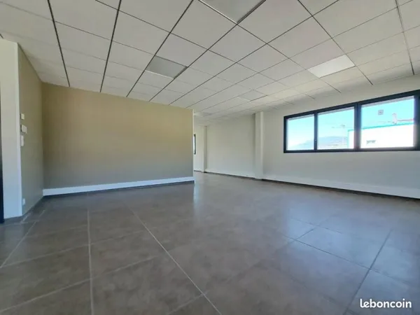 Local commercial 140 m²