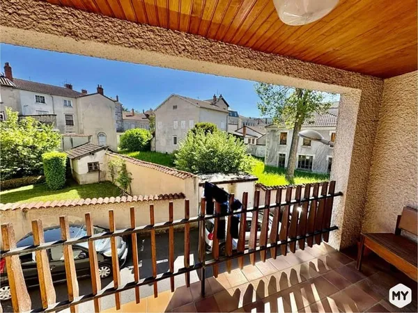 Maison de village à rénover sur grand garage