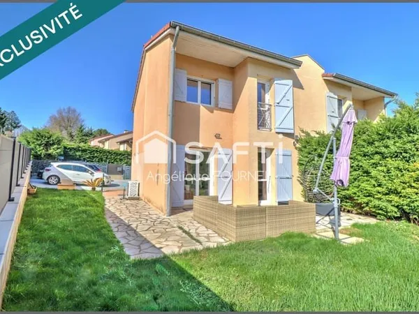 Maison mitoyenne d'un côté - 3 chambres/Possible 4- Garage + stationnement - Terrain clos de 277m²