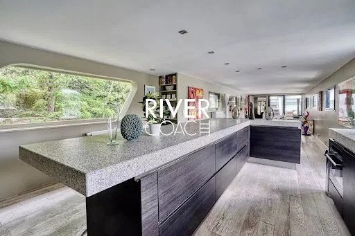 Péniche 5 pièces 250 m²