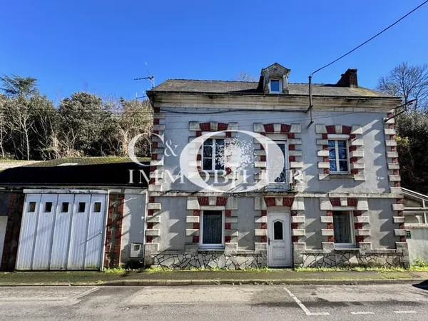 En centre bourg - 4 chambres avec garage et véranda Proche