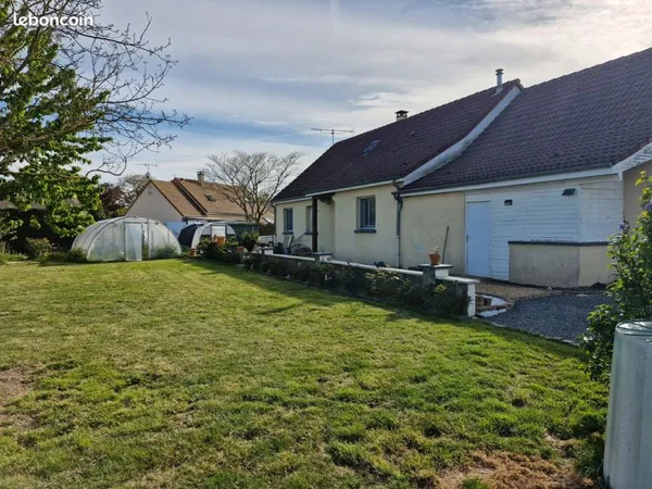 Maison individuelle avec charme portail électrique plus une mare et un puit une serre de jardin