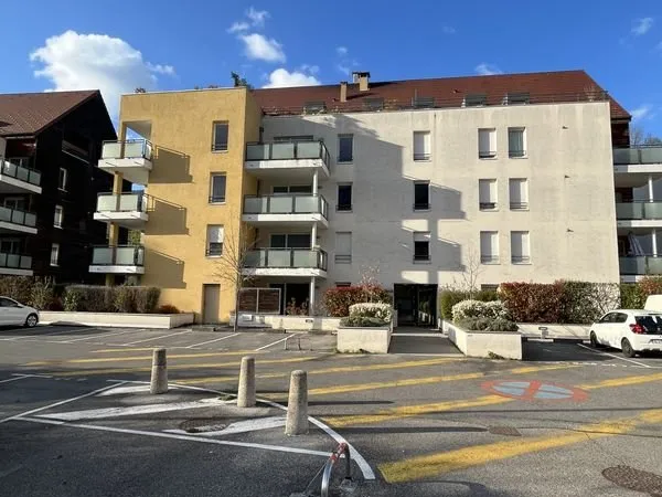 Appartement T3 66m2 plein sud terrasse piscine box proche CEVA