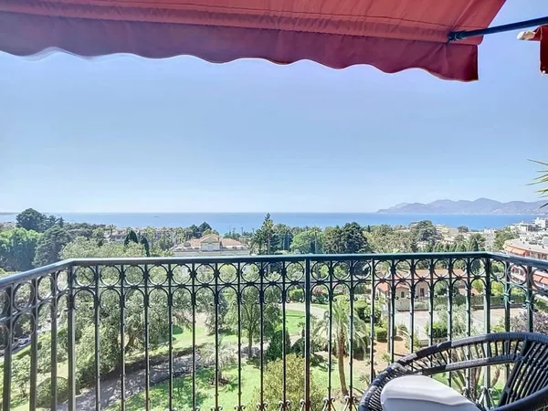A VENDRE CANNES BAS CROIX DES GARDES APPARTEMENT BOURGEOIS VUE MER