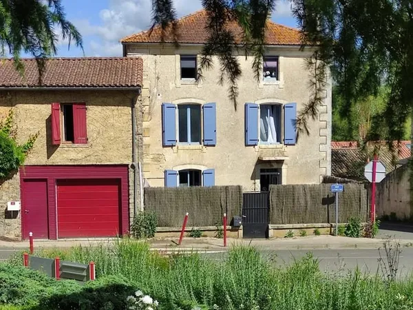 Maison de village offrant 5 chambres avec cour