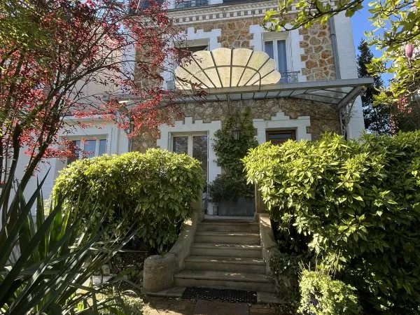 Vends élégante maison familiale avec grand jardin et dépendance - Colombes Hoche 247m²