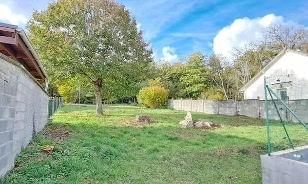 Terrain à vendre à Étréchy dans un écrin de verdure.