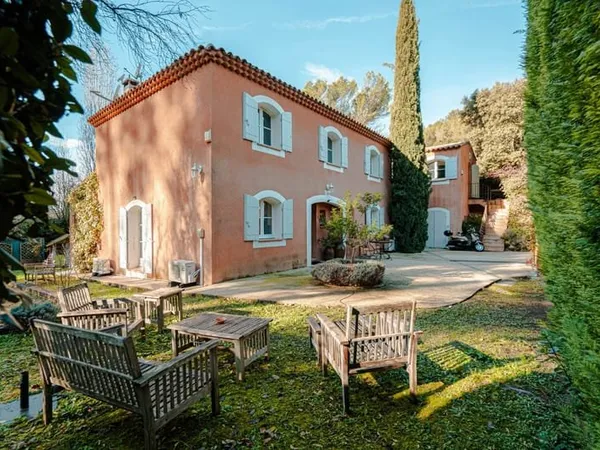Maison 6 pièces 240 m²