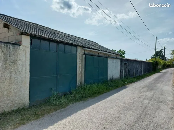 Garage avec 700m2 de terrain