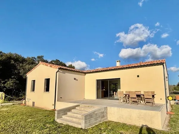 Villa récente (2023) de 105 m2 avec belle et lumineuse pièce de vie sur 1400 m2.
