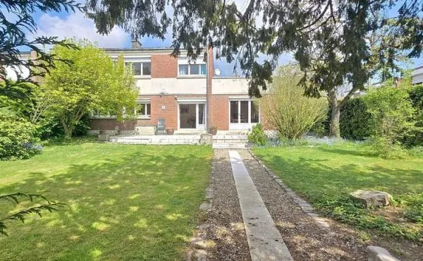 Maison avec jardin, garage XXL et 4 chambres !