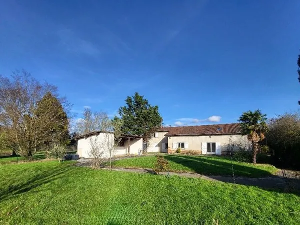 Magnifique bâtisse de 272 m² sur 1.2 hectares de terrain clos